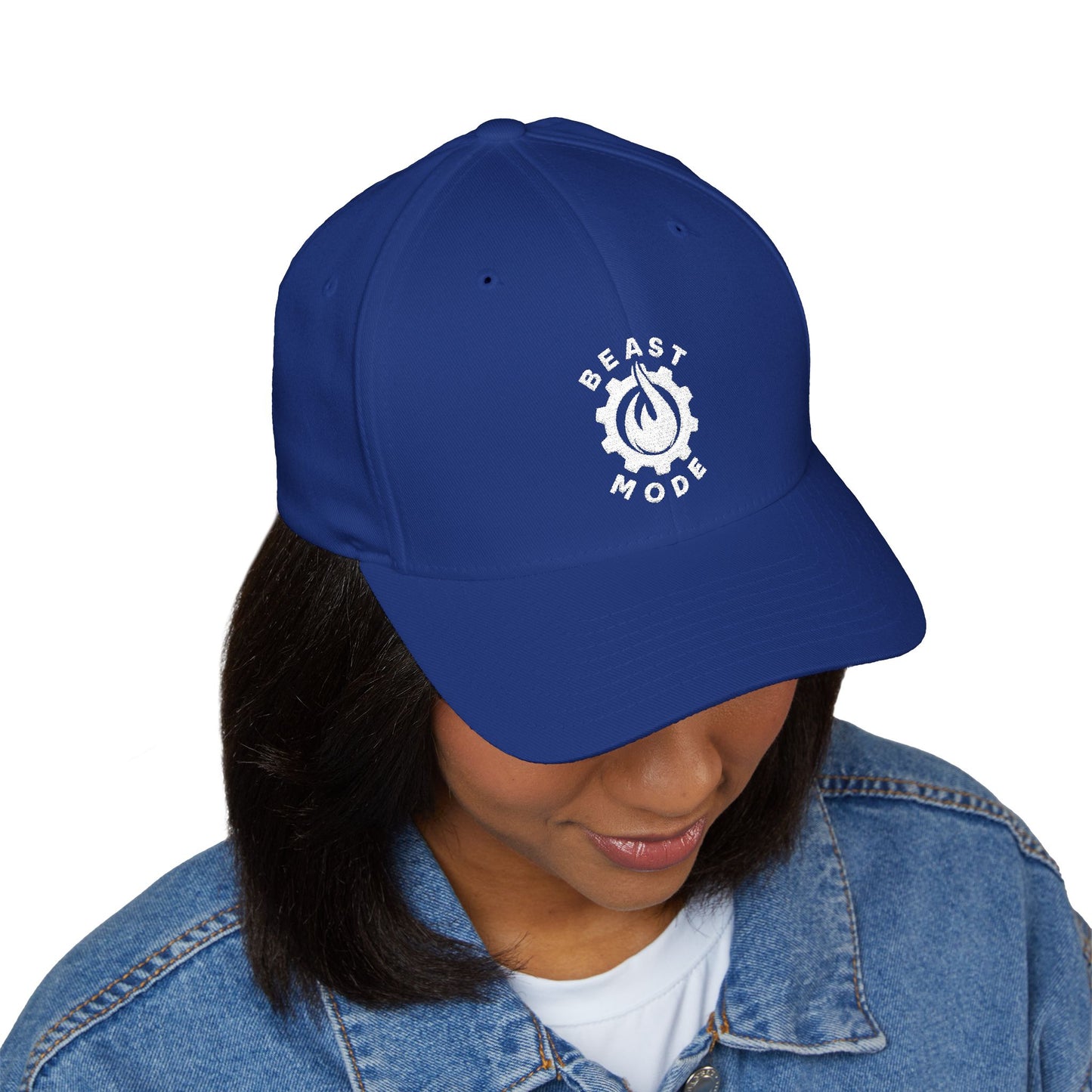 Gorra de béisbol bordada FlexFit de la serie Beast Mode - Flame & Gear - Blanca