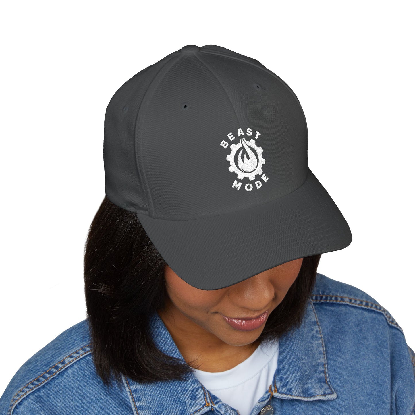 Gorra de béisbol bordada FlexFit de la serie Beast Mode - Flame & Gear - Blanca