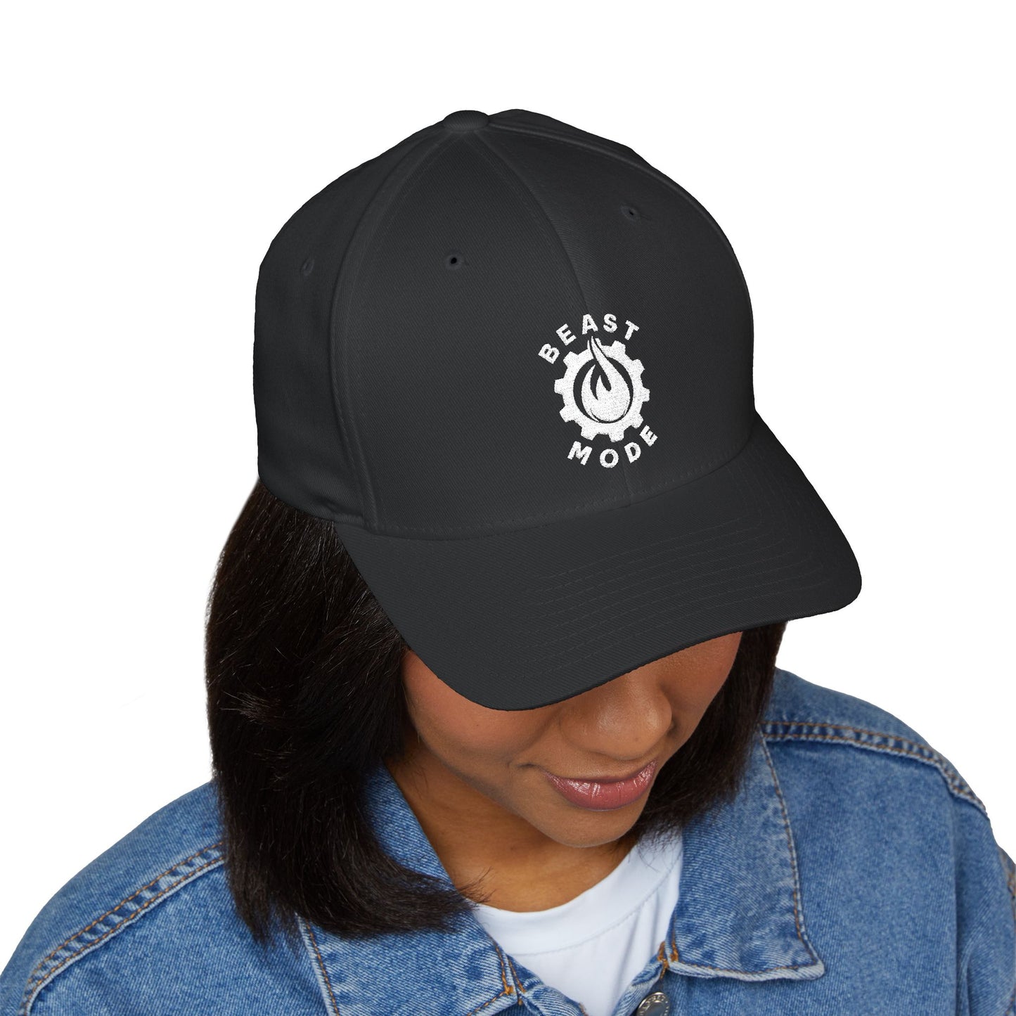 Gorra de béisbol bordada FlexFit de la serie Beast Mode - Flame & Gear - Blanca