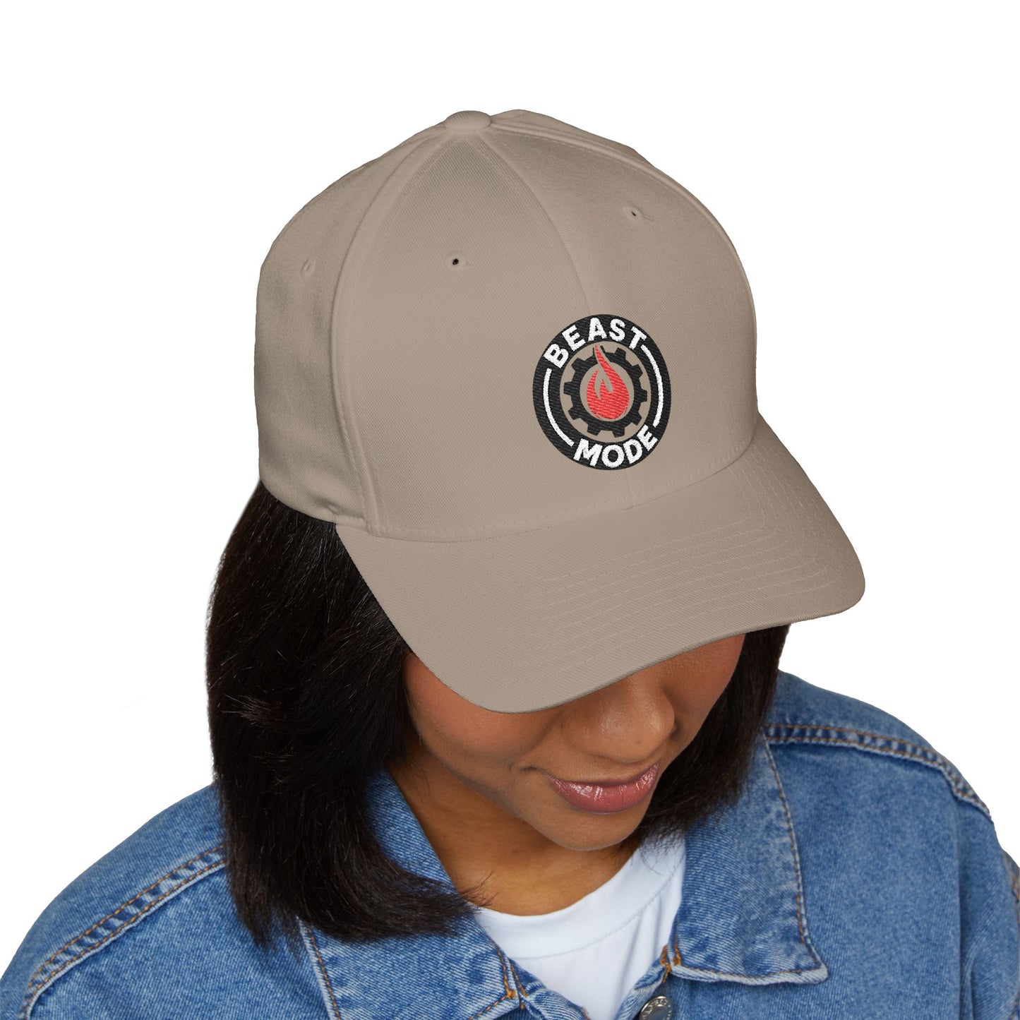 Gorra de béisbol bordada FlexFit de la serie Beast Mode - Llama y círculo de engranajes