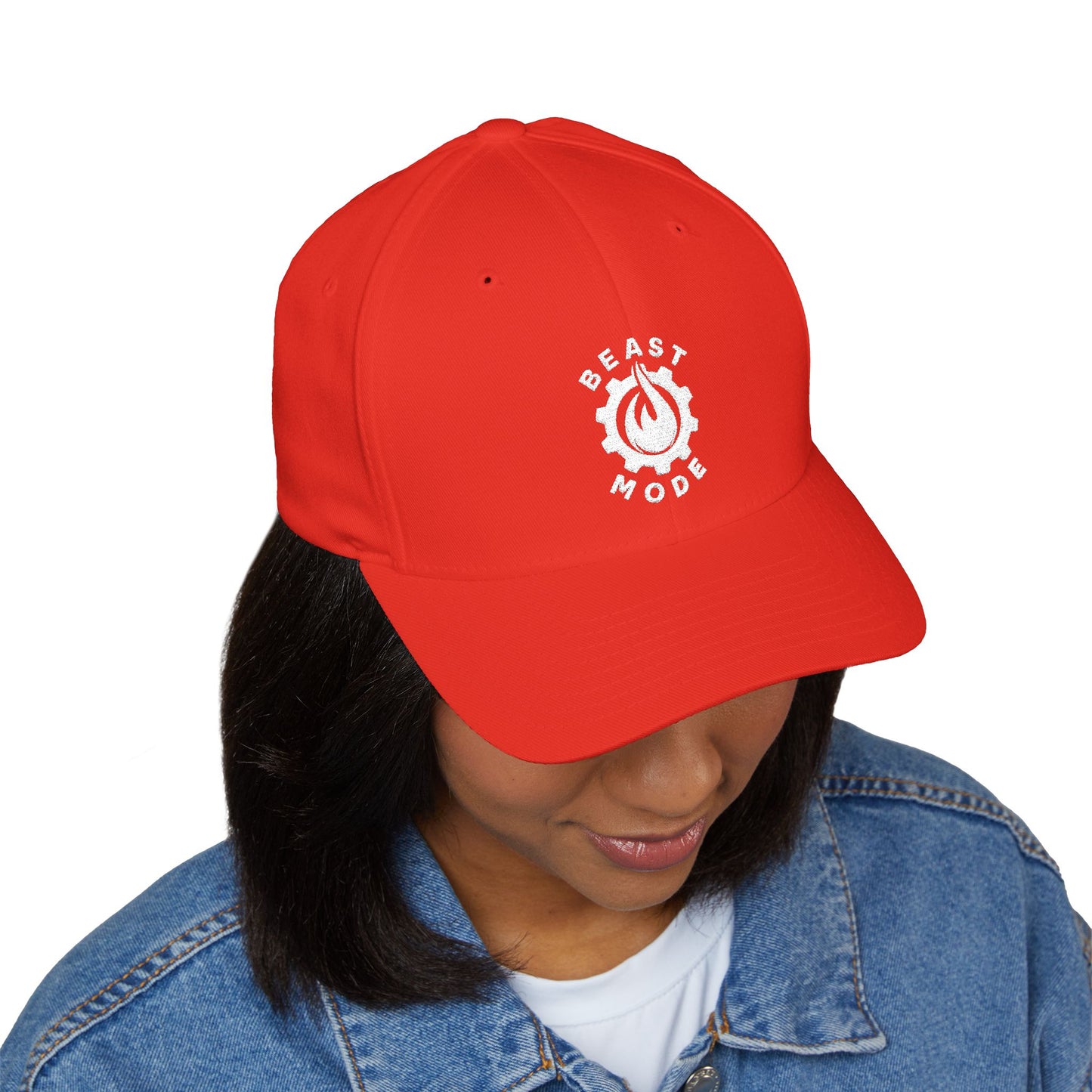 Gorra de béisbol bordada FlexFit de la serie Beast Mode - Flame & Gear - Blanca