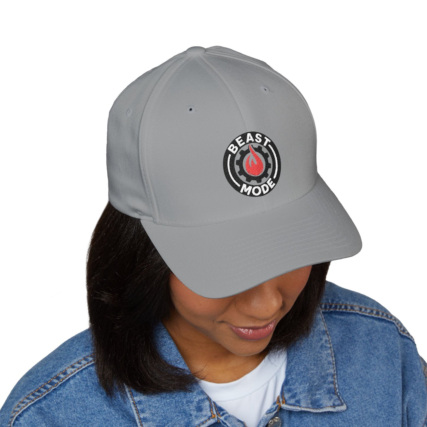 Gorra de béisbol bordada FlexFit de la serie Beast Mode - Llama y círculo de engranajes