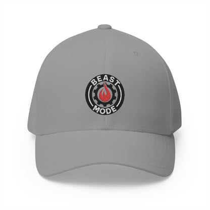 Beast Mode Series – Flame &amp; Gear Circle – FlexFit-Baseballkappe mit Stickerei